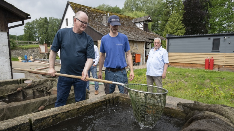 Thomas Spieker besucht Fischzucht Nordhauser Mühle